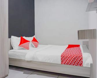 OYO 90220 Pendowo Limo - Depok - Schlafzimmer