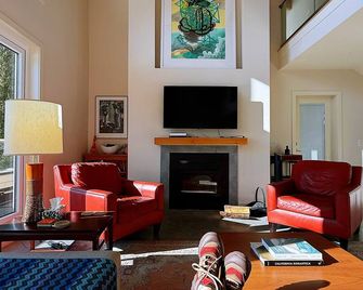 Charming 3-bedroom house in marvelous Roberts Creek with WiFi - Roberts Creek - Living room