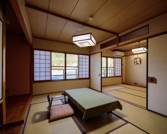 Yufuin Onsen Wafu Ryokan Tsuenosho - יופו