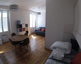 Large studio in Biarritz next to the Thalassotherapy center on Miramar beach - بياريتز - غرفة معيشة