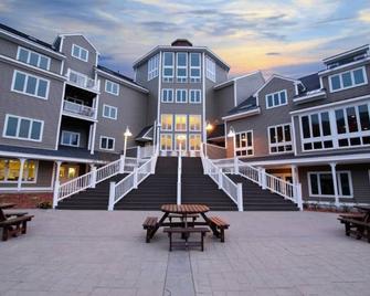 Enjoy snowball fights or romantic nights in a 1BD vacation apartment - Brownsville - Building