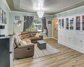 Near Parks & Hiking: Tremonton Home w/ Yard - Tremonton - Huiskamer