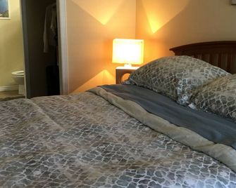 The Narrows 3rd Floor Condo. Lake Front, Pool and Hot Tub, Boat Slip Included. - Sicamous - Bedroom