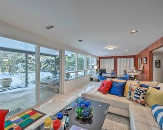Edmonds Apartment with Private Wine Cellar! - Edmonds - Living room