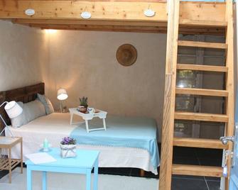 Lilly, adorable little stone house for 3 people. - Callac - Habitación