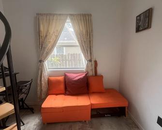 Minimalist 1-Bedroom Unit in Lafayette - Lafayette - Living room