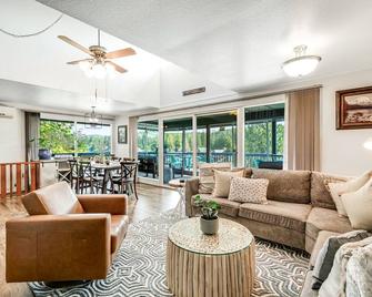 The Lakefront Treehouse - Shelton - Huiskamer