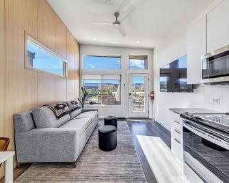 Zion Retreat: Brand New Tiny Home w/ King Bed, Full Kitchen & Kids Loft #8 - Virgin - Living room