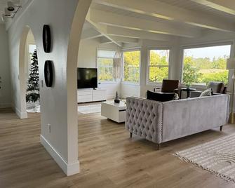 Cheerful 3 bedroom house right on the golf course. - San Marcos - Living room