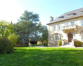 La Chambre Au Chateau - Pernant - Building