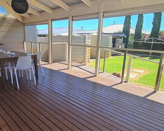 Room For The Whole Family - Large 5 Bedroom Holiday Home - Kingston - Balcony