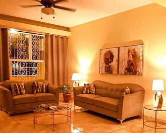Hostal Casa Amiga - Managua - Living room