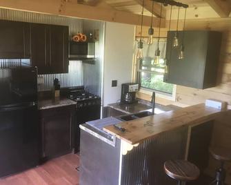 Couples getaway TINY Log Cabin by the pine trees - Goshen - Keuken