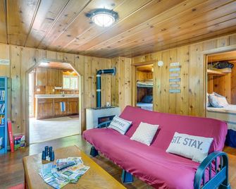 Charming Michigan Cottage w/ Sunroom & Lake Access - Hubbard Lake - Sala de estar