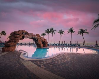 Pink Shell Beach Resort And Marina - פורט מאיירס ביץ' - בריכה