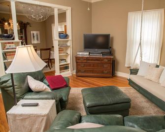 Studio B Guest House - Fredericksburg - Sala de estar