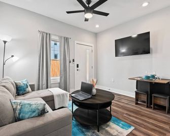 Open, King Bed, 1 Br/1ba, Sleeps 3, Heart Of City - Rocky Mount - Living room