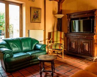 Secluded group gite with all comforts (pool, spa, sauna, summer kitchen) - Gussainville - Sala de estar