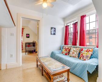 Cozy Niagara Falls Cottage with Gas Grill and Patio! - Niagara Falls - Living room