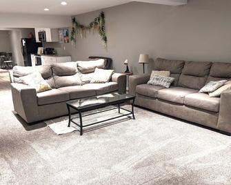 One Br Basement Apartment W/Fully Equipped Kitchen - Greenville - Sala de estar
