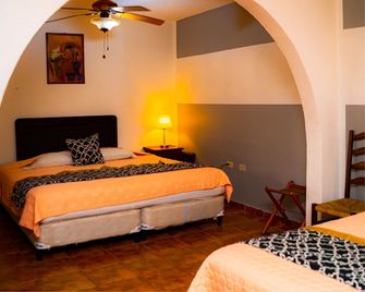Hotel Don Udos Bed & Breakfast - Копан - Спальня