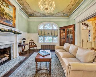 Stunning Historic Lynchburg Mansion with pool and pool house. - Lynchburg - Living room