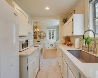 Walk to Dtwn Historic Prescott Home with Patio! - Prescott - Cocina