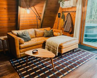 Olympic A-Frame - Sauna + hot tub, lake access, close to Olympic NP - Hoodsport - Living room