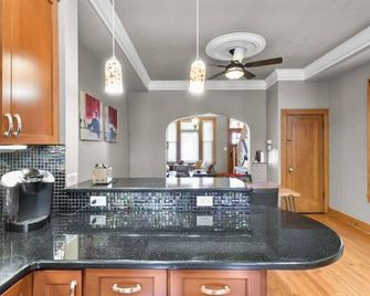 Historic Rowhome in Downtown-Little Italy - Omaha - Kitchen