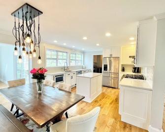 2 miles to downtown St. Joseph and 1/2 mile to beaches - Benton Harbor - Kitchen