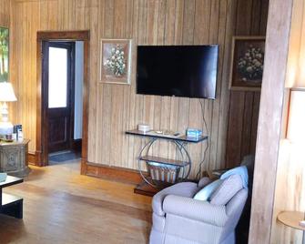 Hemlock House - Ironwood - Living room