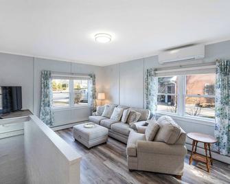 Poppy's Hampton House:large Yard,beach,n - Hampton Bays - Living room