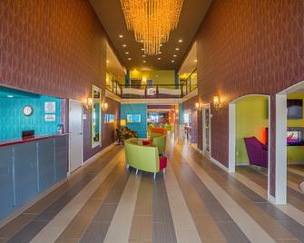 Clarion Inn & Suites - Evansville - Lobby