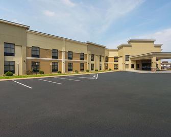 Clarion Inn & Suites - Evansville - Building