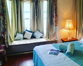 Walk to Everything - Bay Window Room - Niagarafälle - Schlafzimmer