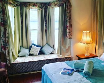 Walk to Everything - Bay Window Room - ניאגרה פולס - חדר שינה