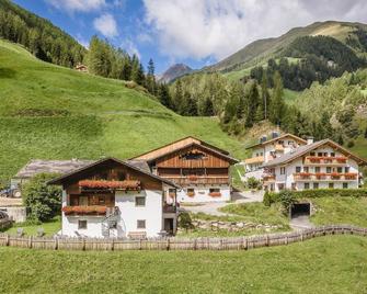 Holiday apartment Mühlwald (Selva dei Molini) for 2 - 4 persons - Farmhouse - Mühlwald - Edificio