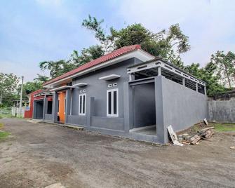 Super OYO 92118 Alif House Syariah 2 - Kediri - Building