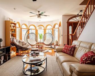 Comfortable & Spacious Luxury Home w/ Chef’s Kitchen only 15 mins to Boston - Everett - Living room