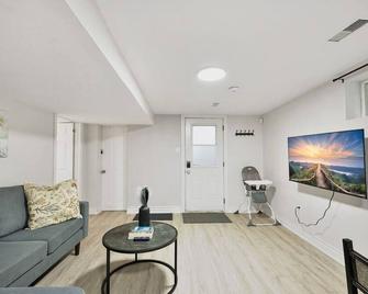 Comfy 2BR Apt near Beach and Downtown Free Parking - Oshawa - Living room
