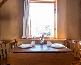 Straw clay sauna house on organic farm - Mount Horeb - Dining room