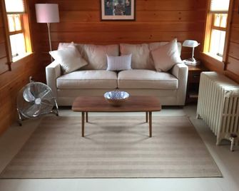 Private 2 bedroom cottage close to South Shore beaches - Nantucket - Living room