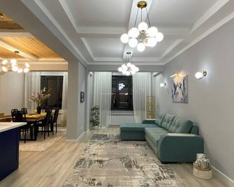 Bird's Nest - Apartment in Downtown Karakol - Karakol - Salon