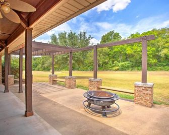 Spacious Stallion Lake Ranch Home w/ Patio - Lindale - Binnenhof