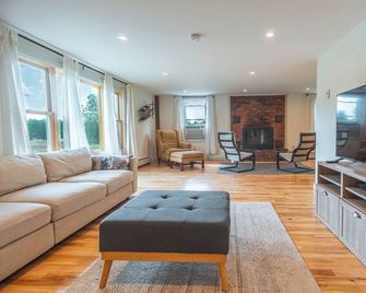Large Family Friendly Home - Minutes from Smuggs Ski Resort! - Cambridge - Living room