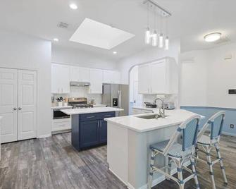The Blue Holly - Bright & Spacious with a Pool - Corinth - Kitchen