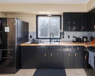 Zen Den Oasis: Retreat in Nature, 4-Bedroom Home on 10 Acres of Private Land - Cottage Grove - Cocina