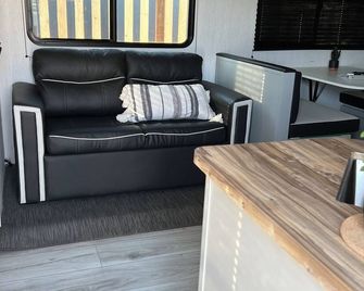 'North Trail' the Glamping Trailer in The Cottages at Crescent City - Crescent City - Sala de estar