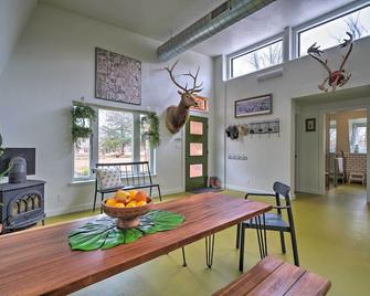 Bohemian Home with Screened Porch, 3 Mi to Lake! - Stillwater - Comedor