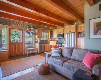 Cascade Locks Downtown Cottage, Sauna, Walk to Downtown, Dry Creek Trailhead - Cascade Locks - Living room